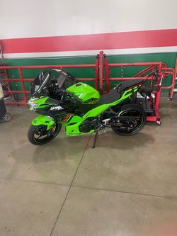 2023 Kawasaki Ninja 400 KRT Edition