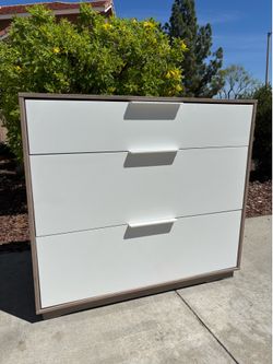 White Dresser Chest of Drawers Furniture Good Condition