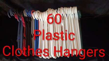 60 plastic clothes hangers