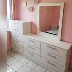 Dresser With Mirror And Chest //  Cómoda Con Espejo Y Gavetero 