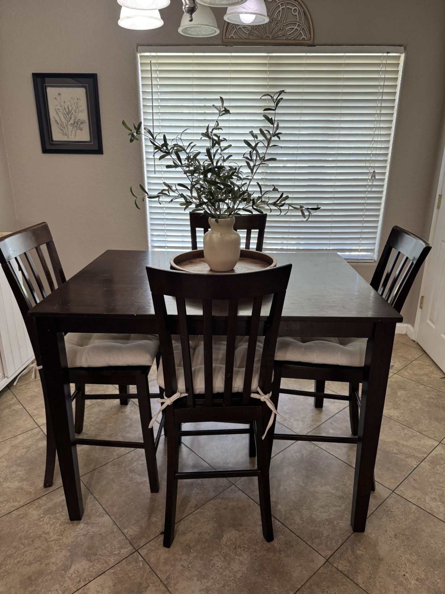 Table W 4 Chairs Dining Set