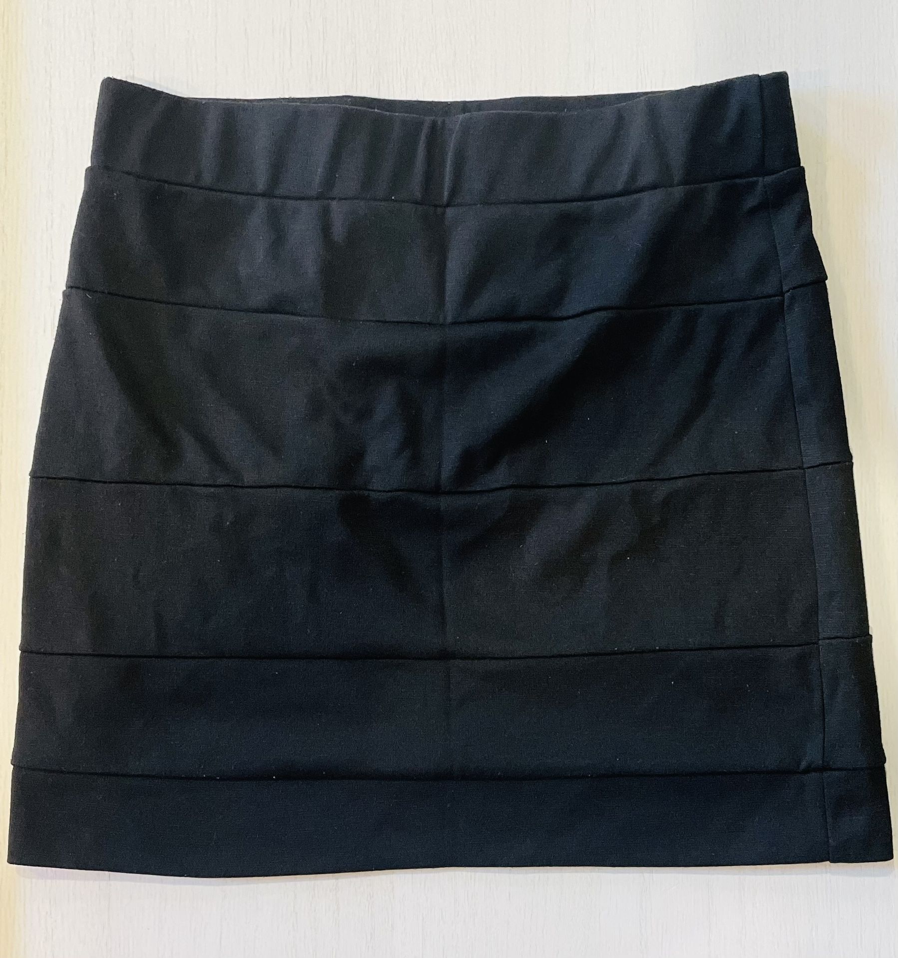 Body Central Women’s Medium Black with Horizontal Textured Lines 15” Skirt; Cotton, Polyester, and Spandex; Short/Mid-Length, Stretchy, & Form Fitting