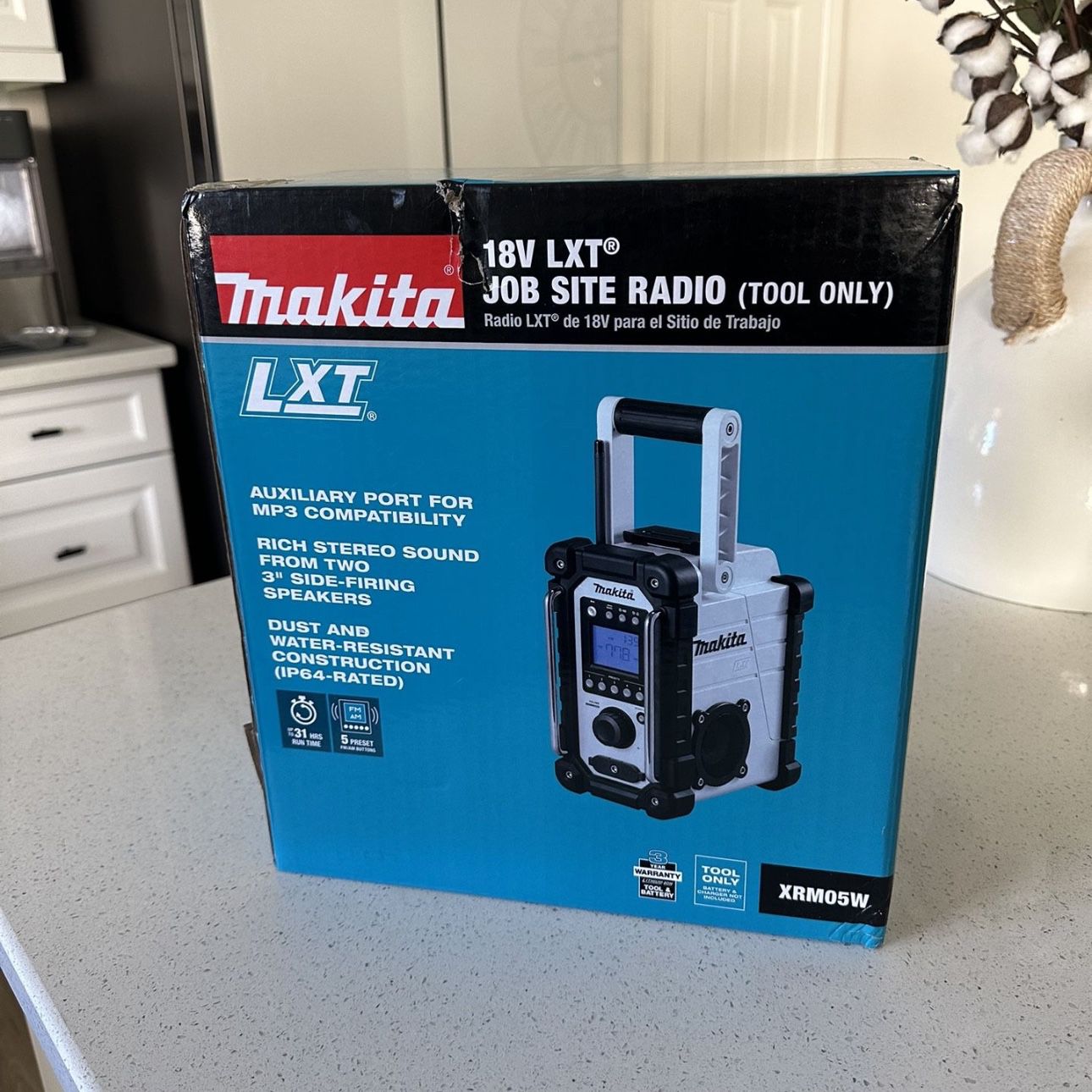 Makita 18V LXT Lithium-Ion Cordless Job Site Radio (Tool-Only) for Sale in  Riverside, CA OfferUp