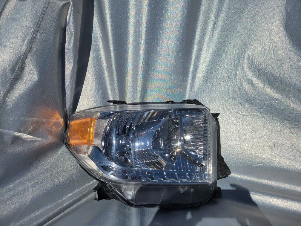 2014-2021 Toyota Tundra Passenger Headlight