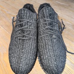 Yeezy BLACK size 10.5