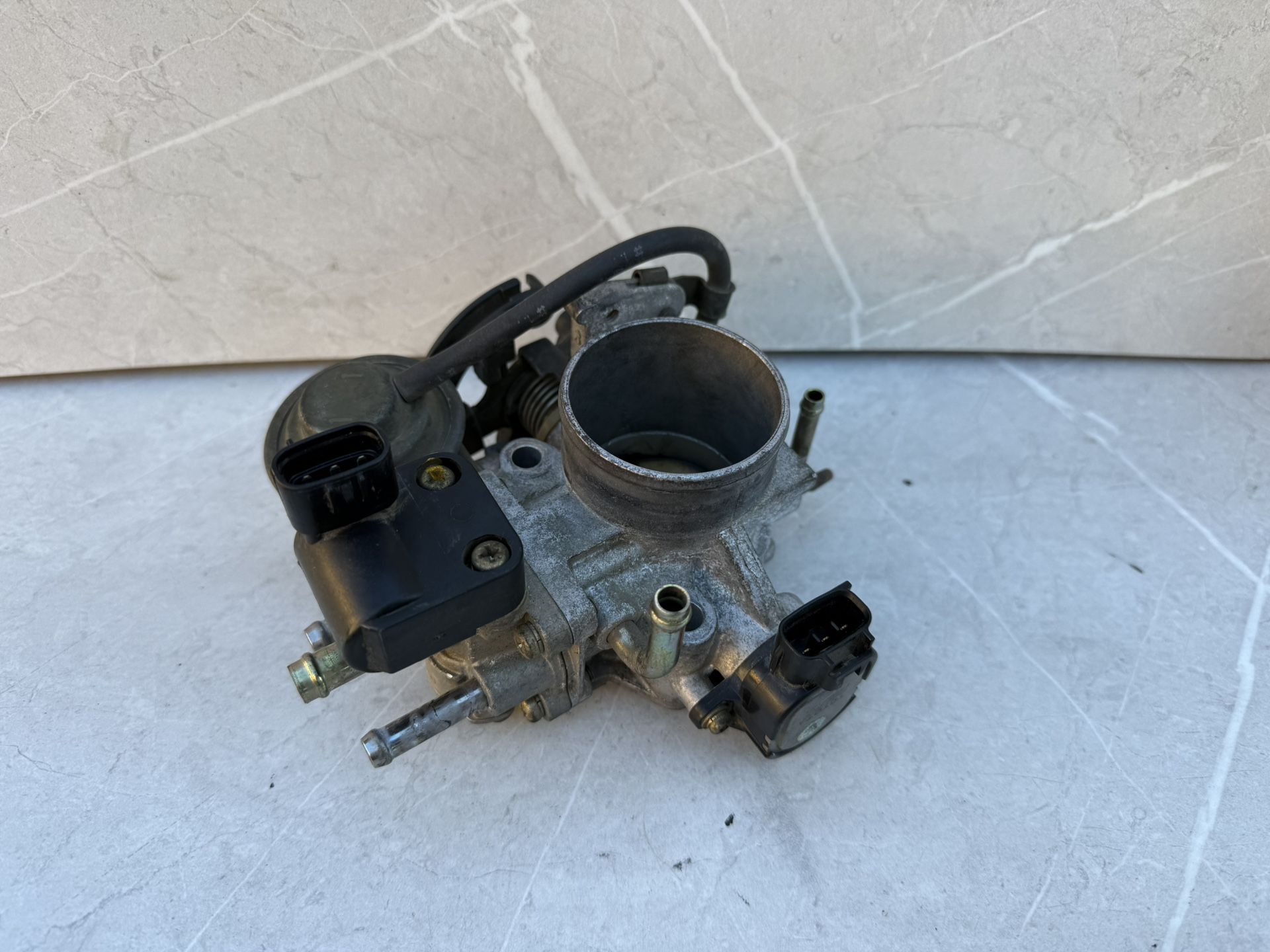 96 97 98 99 00 Toyota RAV4 Throttle Body OEM