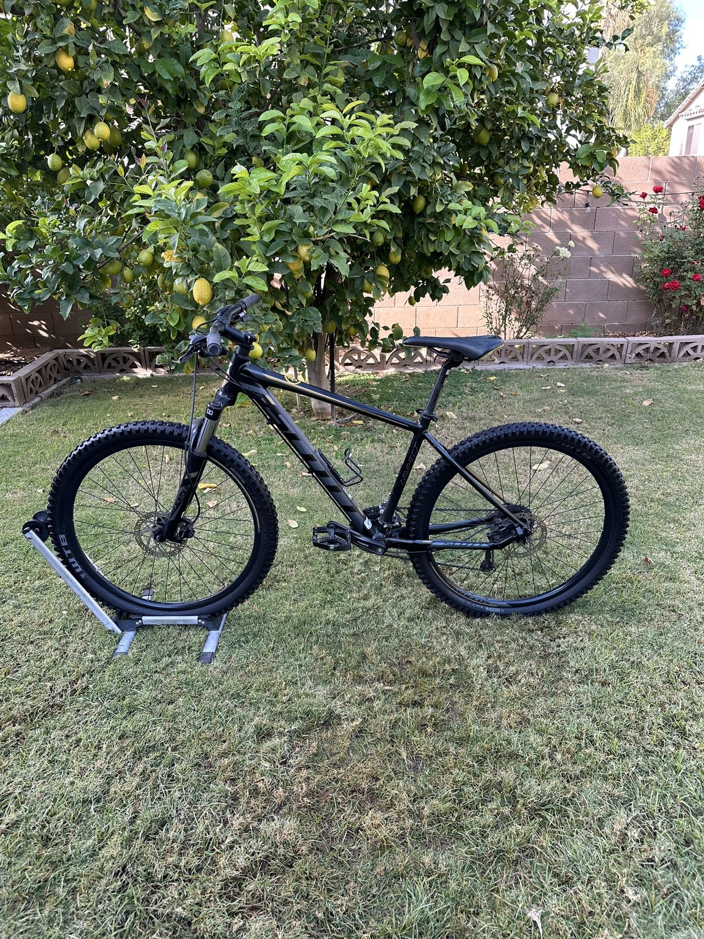 SCOTT FOX VALLEY 27.5 INCH MOUNTAIN BIKE, 9X3 SPEED, MEDIUM ALUMINUM FRAME, LIKE BRAND NEW