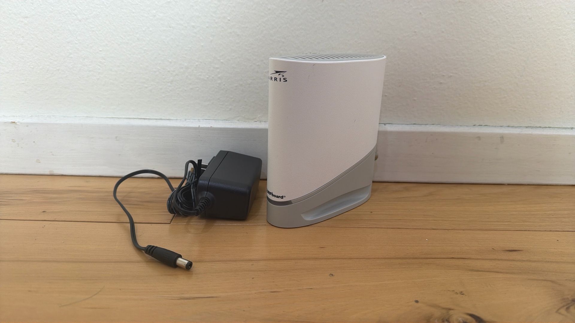 Arris SurfBoard S33v2 Cable Modem