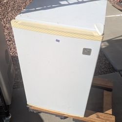 Daewoo Mini Fridge 2.7