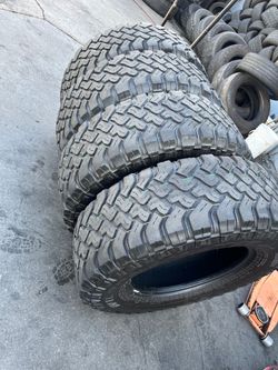 Vendo set de llantas 285/70/R17 Falken las 4 llantas por $220