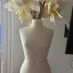 vintage mannequin stand with flowers bouquet on top removable  In good condition