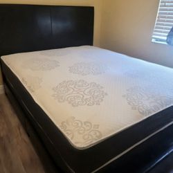 NEW Queen MATTRESS and BOX SPRING. Bed frame not included👍