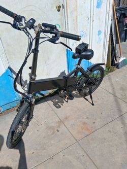 Electric bike like new gose 28mph comes with charger everything works it runs well sold as is