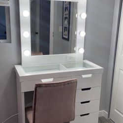Small Glam Makeup Vanity 
