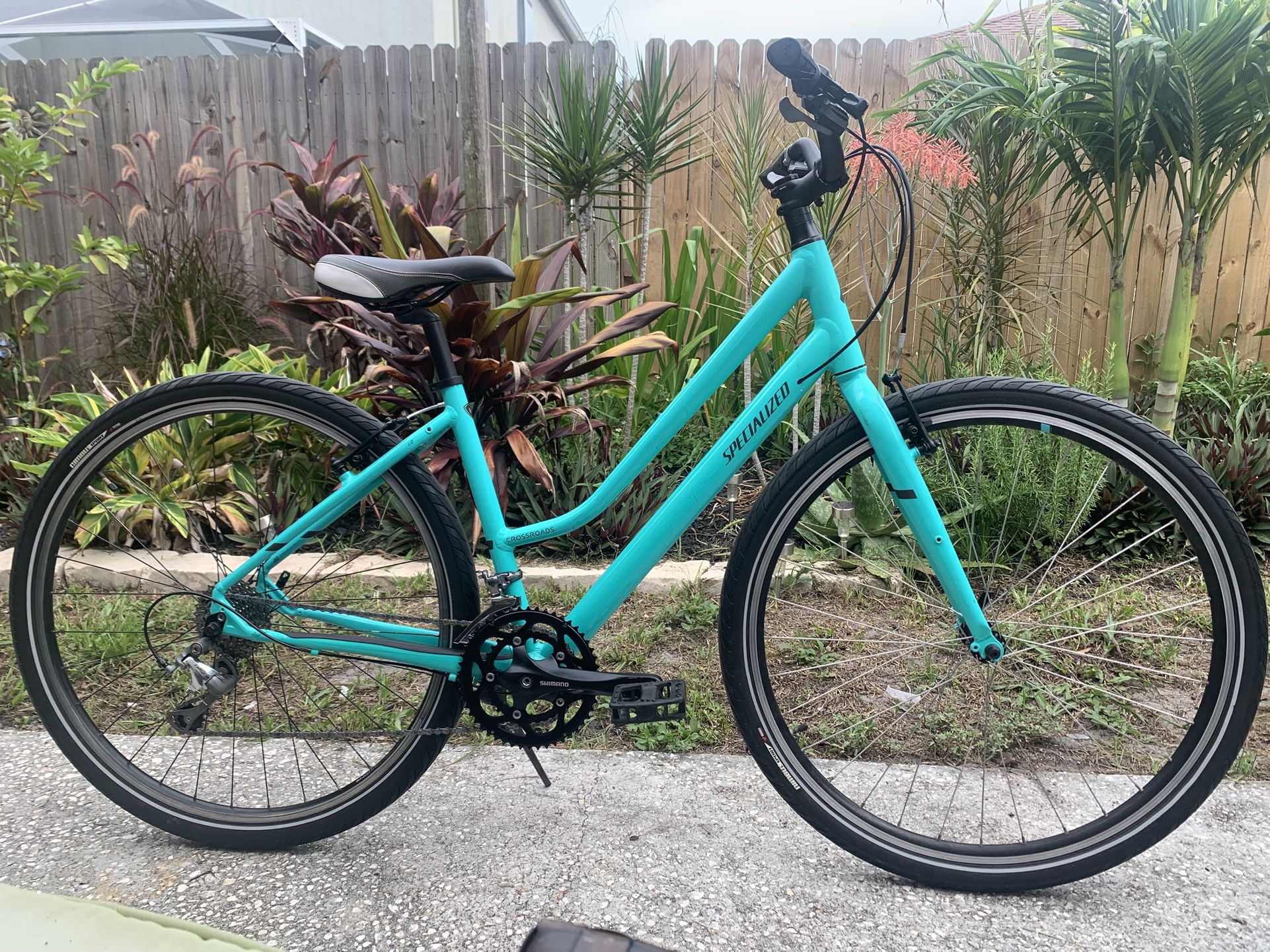 Specialized Crossroads Women’s Medium Hybrid Bike