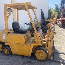 Forklift Komatsu FD25 (Diesel Powered, Runs Great)