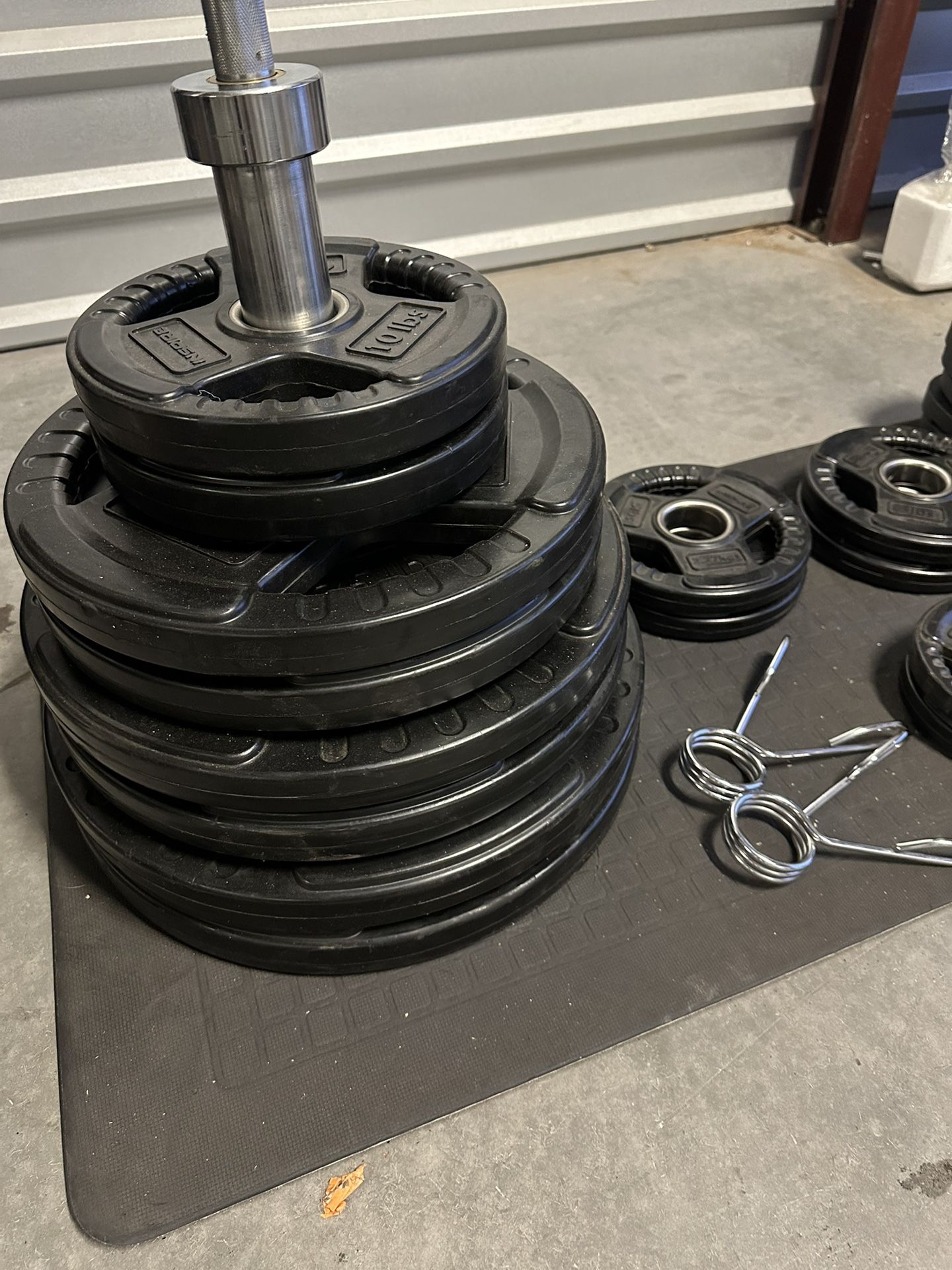 Inspire 300 lb. Olympic Rubber Grip Weight Set w/ 7 ft. Bar