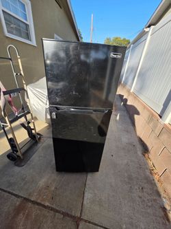 Magic Chef 10 cu ft Apartment Refrigerator - Clean & Working (HVDR1040B)