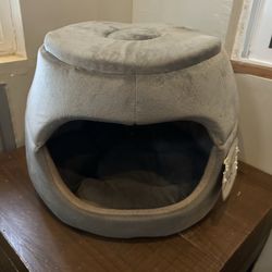 Cute little cozy cat bed/hut.  Great Condition!
