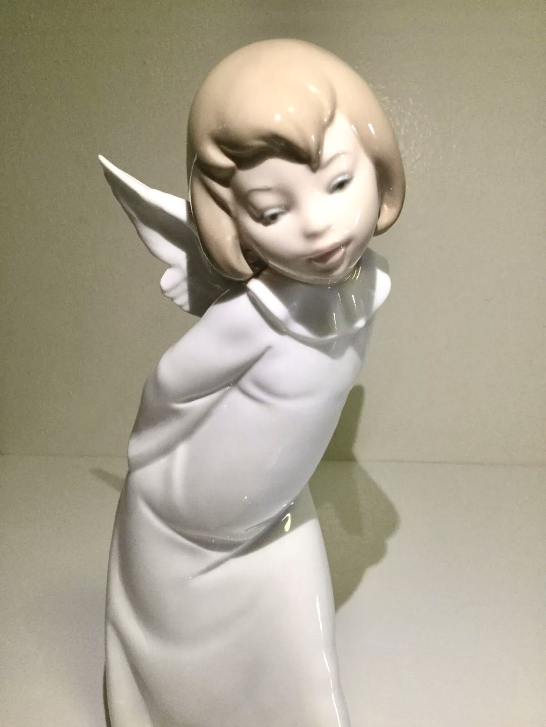 Lladro Curious Angel Figurine #4960, MINT !