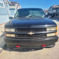 9 8' C H E V Y  SUBURBAN  LT 1500 4X4 5.7L For Sale! $1000 Firm. *Bad STARTER 