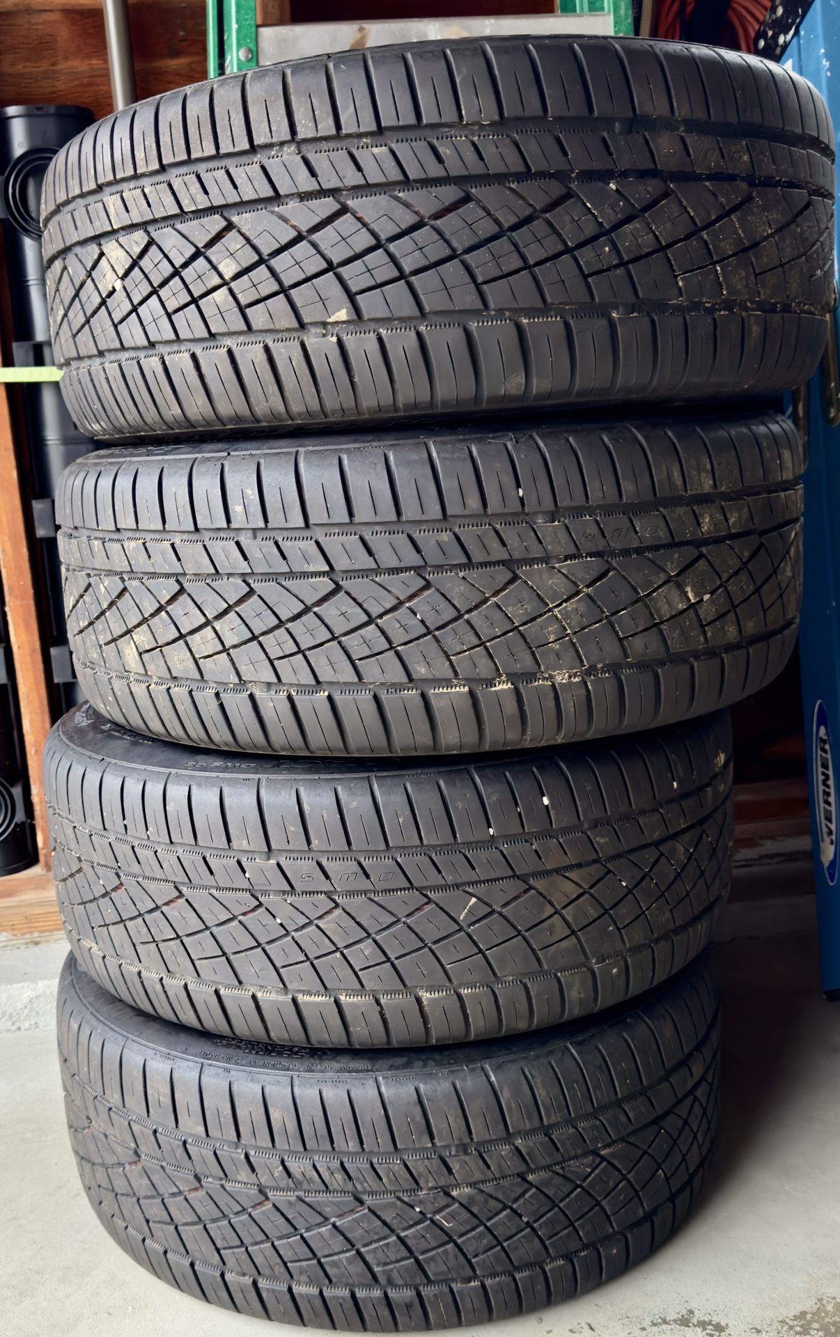 4x Continental ExtremeContact DWS06 245/40 - 19” all season tires
