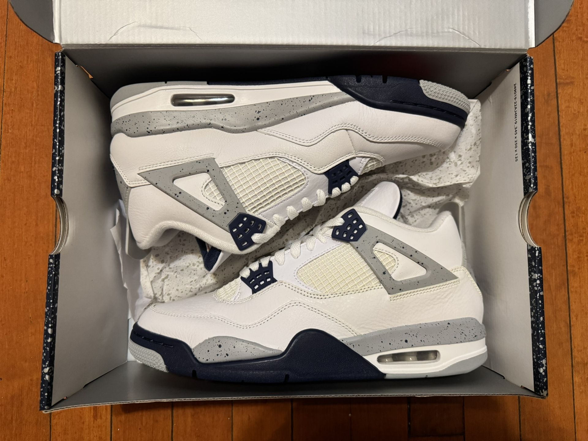 Air Jordan 4 Midnight Navy size 10.5 New