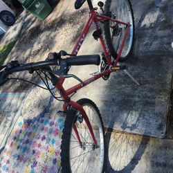 BIKE  MOTIVE  ROCKRIDGE 26INCH 21SPEED SHIFTING VERY GOOD  TIRES AND TUBES WORK PERFECT 