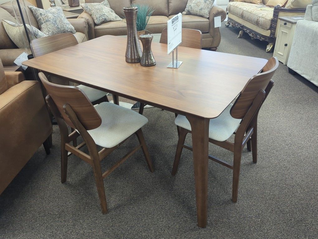 TABLE AND 4 CHAIRS NEW 