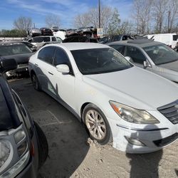 2013 hyundai genesis (FOR PARTS)