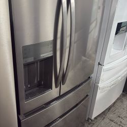 Frigidaire French Door Refrigerator With Water And Ice