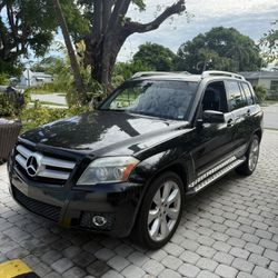 Black Mercedes-Benz GLK 350