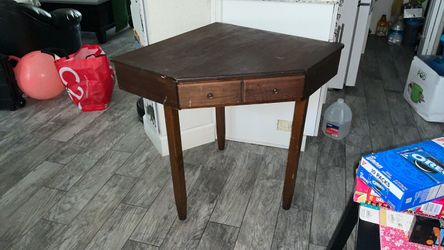 Corner table