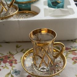 Set of 6 crystal cups with gold-plated accents