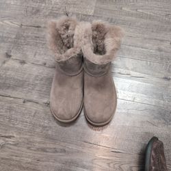 Ugg Woman 6 