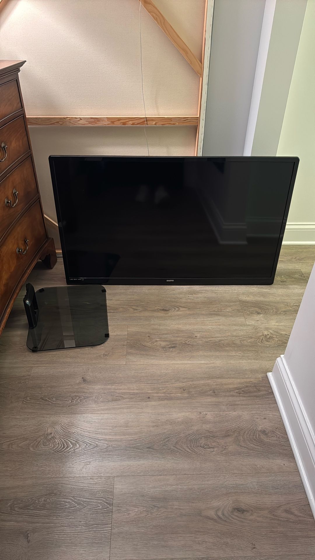 49 Inch Sanyo tv With/stand And Wall Bracket