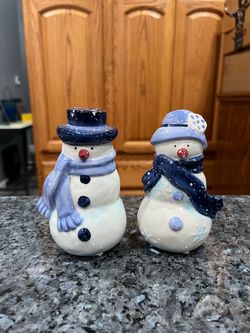 Vintage ceramic Snowman and Snow woman pair of salt and pepper shakers. Size approximately 4 1/2 inches tall. Brand new with stickers on the bottom