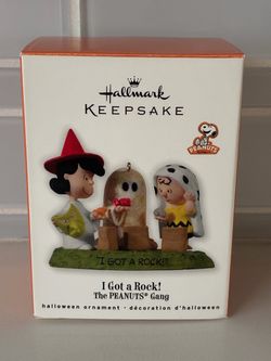 Hallmark Keepsake Peanuts Charlie Brown & The Gang Ornament 2010 like new
