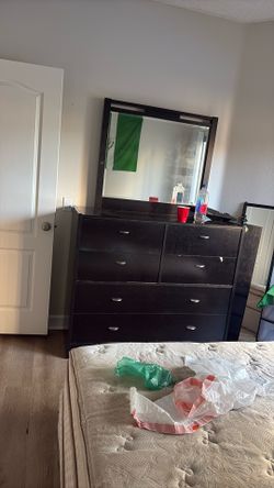 Dresser With Mirror 