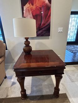WOOD SIDE TABLE WITH DRAWER+++ LAMP (open to negotiations !!)