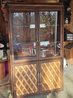 Thomasville Curio Cabinet Hemingway Edition 