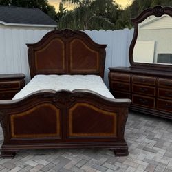 Beautiful bedroom set size Queen,from Ashley Furniture. Mattress included if you want it. Delivery available for an additional cost. Real wood