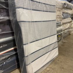 QUEEN MATTRESS SERTA