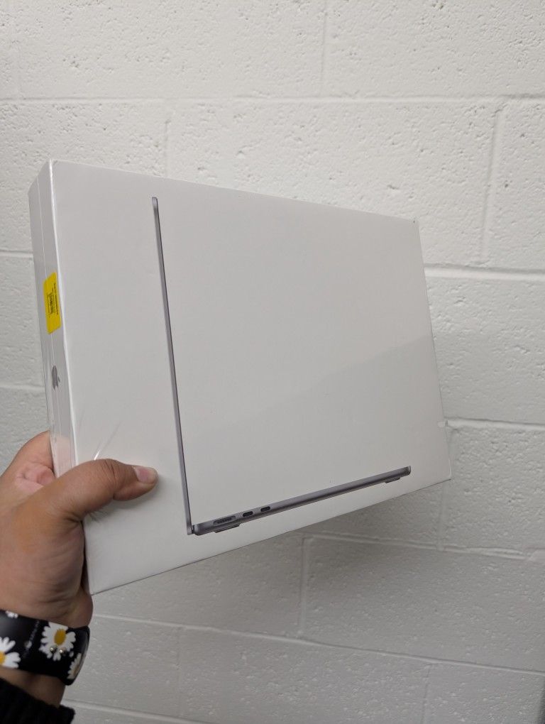 MacBook Air With Apple M2 Chip 8GB RAM 256GB SSD