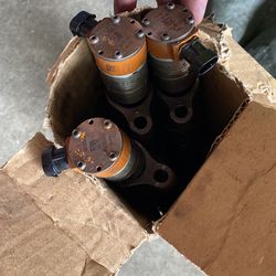 I am Selling Cat C7 6 Injectors They Are good