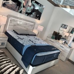 Queen bedframe and dresser 