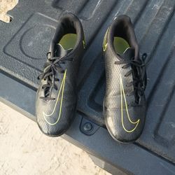 size 4 Phantom Nike Soccer Cleats 