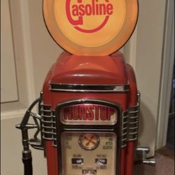 VINTAGE GAS PUMP RADIO EVERYTHING WORKS 175$ 2 FEET TALL