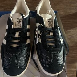 ADIDAS LOW TOP SNEAKERS