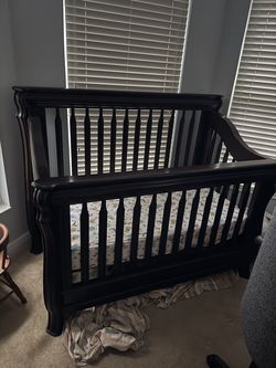 Crib and Dresser ( Matching duo)